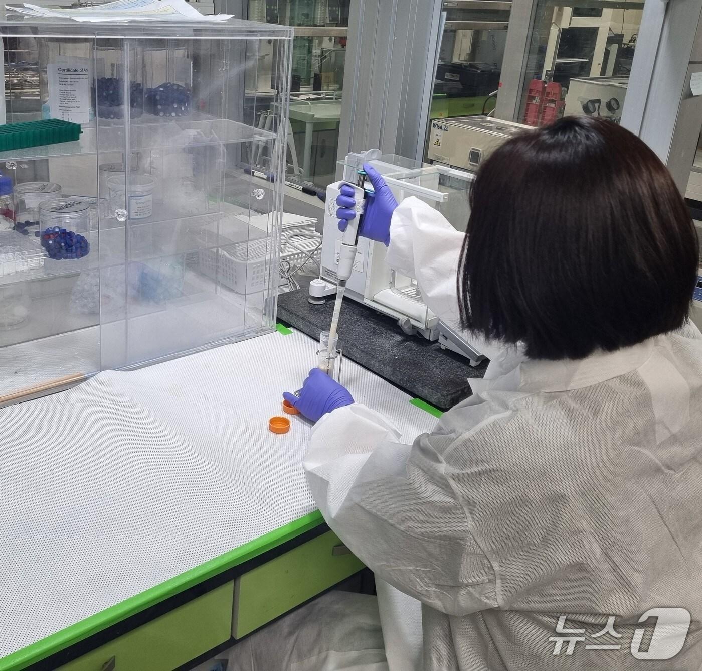 본문 이미지 - 원유 잔유물질 검사.(전남도 제공. 재판매 및 DB금지)2025.9.9/뉴스1