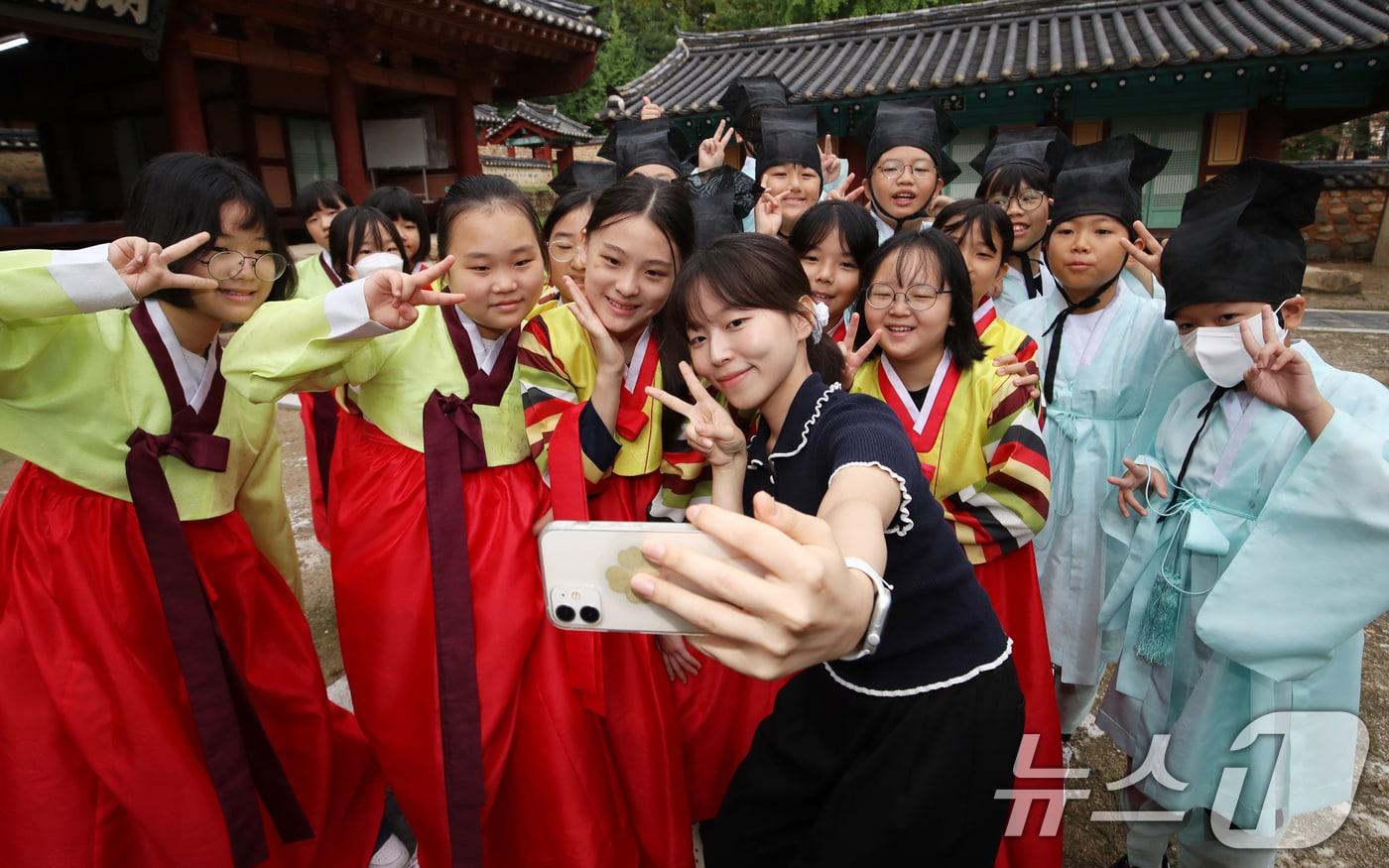 추석 연휴를 3주 가량 앞둔 9일 오전 부산 동래구 동래향교에서 열린 '동래향교 인성·예절 체험교실'에서 명륜초등학교 5학년 학생들이 선생님과 셀카를 찍고 있다. 2025.9.9/뉴스1 ⓒ News1 윤일지 기자