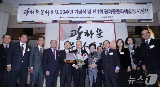 본문 이미지 - 광화문문화포럼은 매년 문화예술육성에 공로가 큰 인사를 선정해 광화문문화예술상을 시상한다. 사진은 포럼 20주년 기념식이 열린 2020년 1월 9일 첫번째 상을 받은 고(故) 이어령 전 문화부 초대 장관. (광화문문화포럼 제공) 2025.9.9./뉴스1