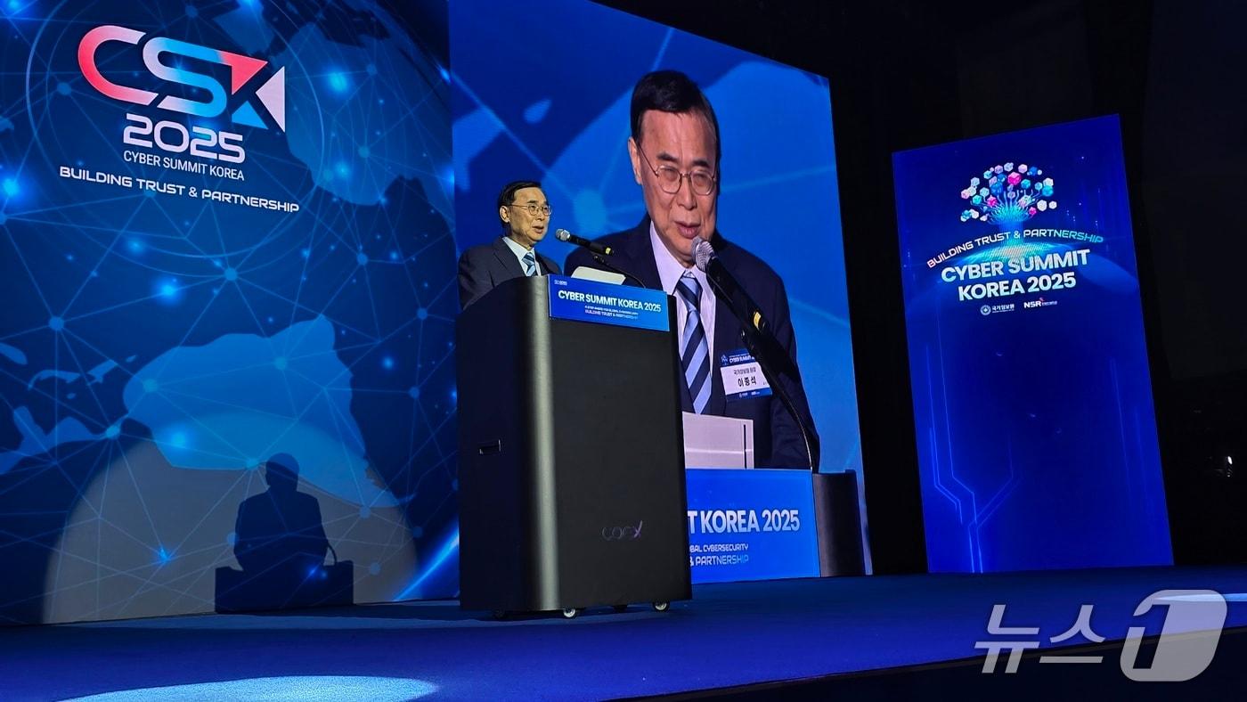 국가정보원은 9일 서울 강남 코엑스에서 글로벌 사이버 안보 콘퍼런스 &#39;사이버 서밋 코리아 2025&#39;를 개최했다. 개회사를 진행하는 이종석 신임 국정원장./뉴스1 ⓒNews1 윤주영 기자