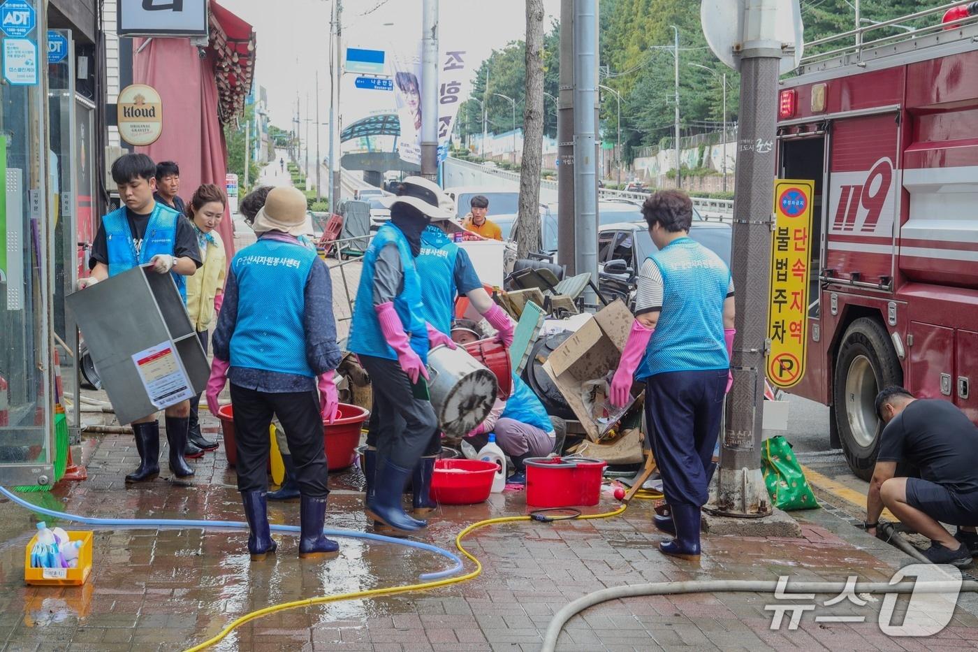 군산시 자원봉사자들이 폭우 피해 복구 작업을 돕고 있다.2025.9.9/뉴스1