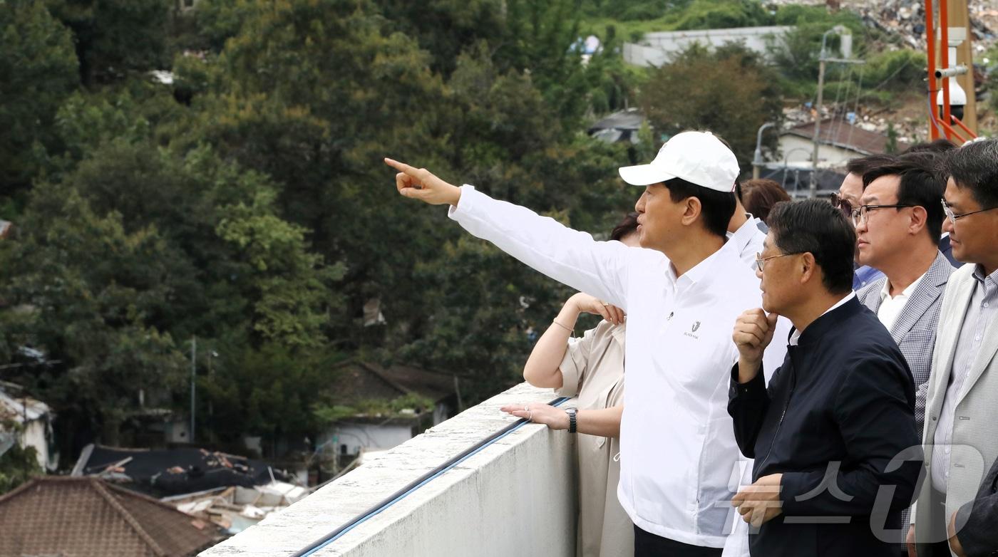 오세훈 서울시장이 9일 오전 서울 마지막 판자촌인 노원구 중계동 '백사마을'을 방문해 재개발 상황을 점검하고 있다. 2025.9.9/뉴스1 ⓒ News1 심서현 기자