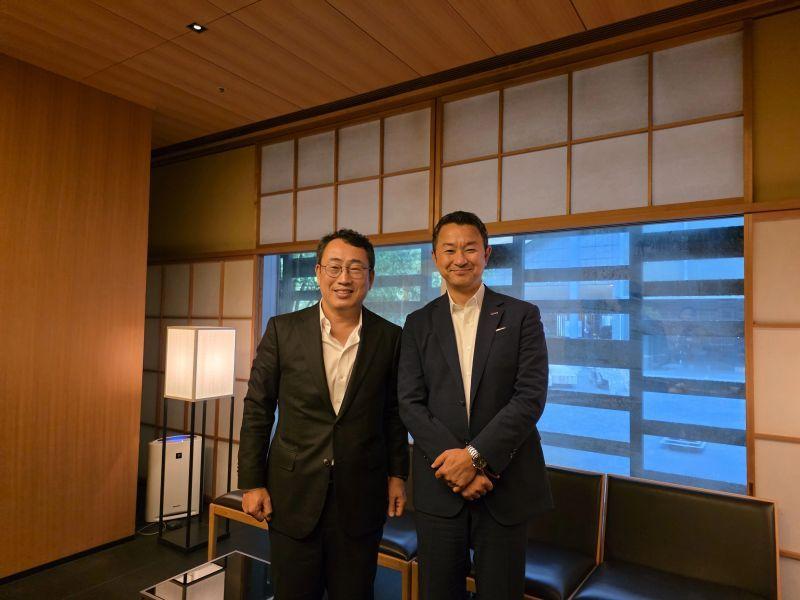 본문 이미지 - 유영상 SKT 대표&#40;왼쪽&#41;와 마에다 요시아키 NTT 도코모 CEO가 기념 사진을 찍고 있다. &#40;유영상 SKT 대표 링크드인 갈무리&#41;