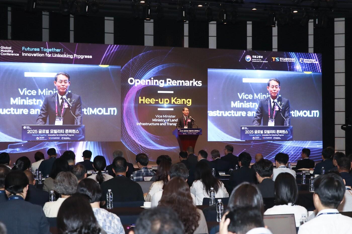 2025 글로벌 모빌리티 콘퍼런스에서 강희업 국토교통부 제2차관이 발언하고 있다.&#40;국토교통부 제공&#41;뉴스1ⓒ news1