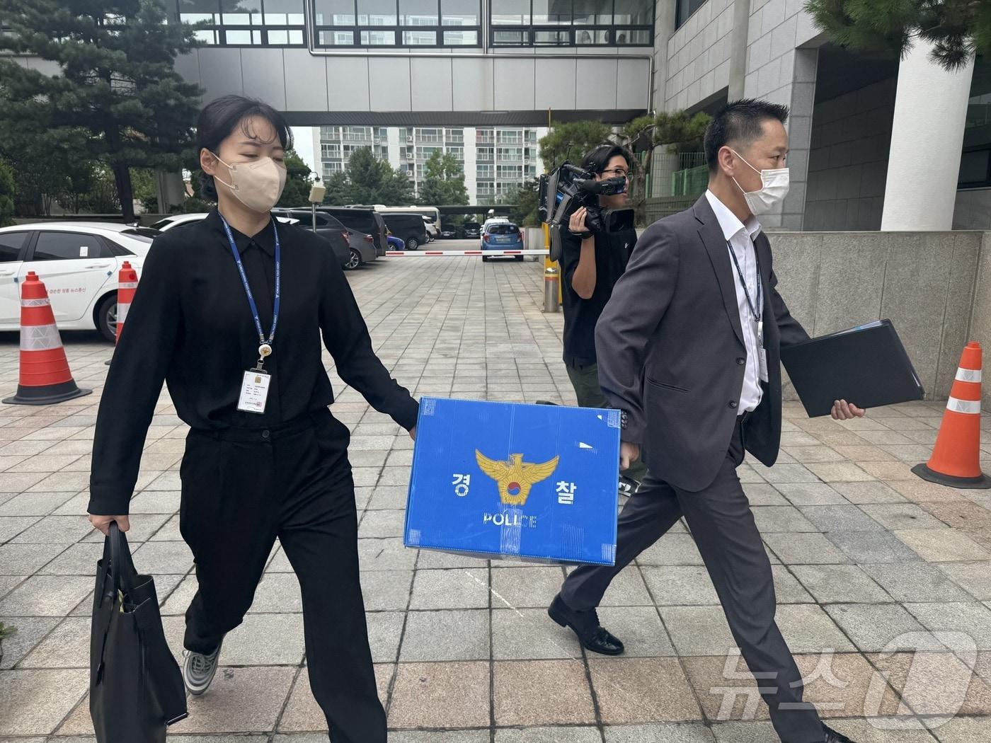 본문 이미지 - 인천경찰청 반부패경제범죄수사대 수사관들이 9일 인천시청 사무실을 공직선거법 위반 혐의로 압수수색 후 압수물을 들고 나서고 있다. 2025.9.9/뉴스1 ⓒ News1 박소영 기자