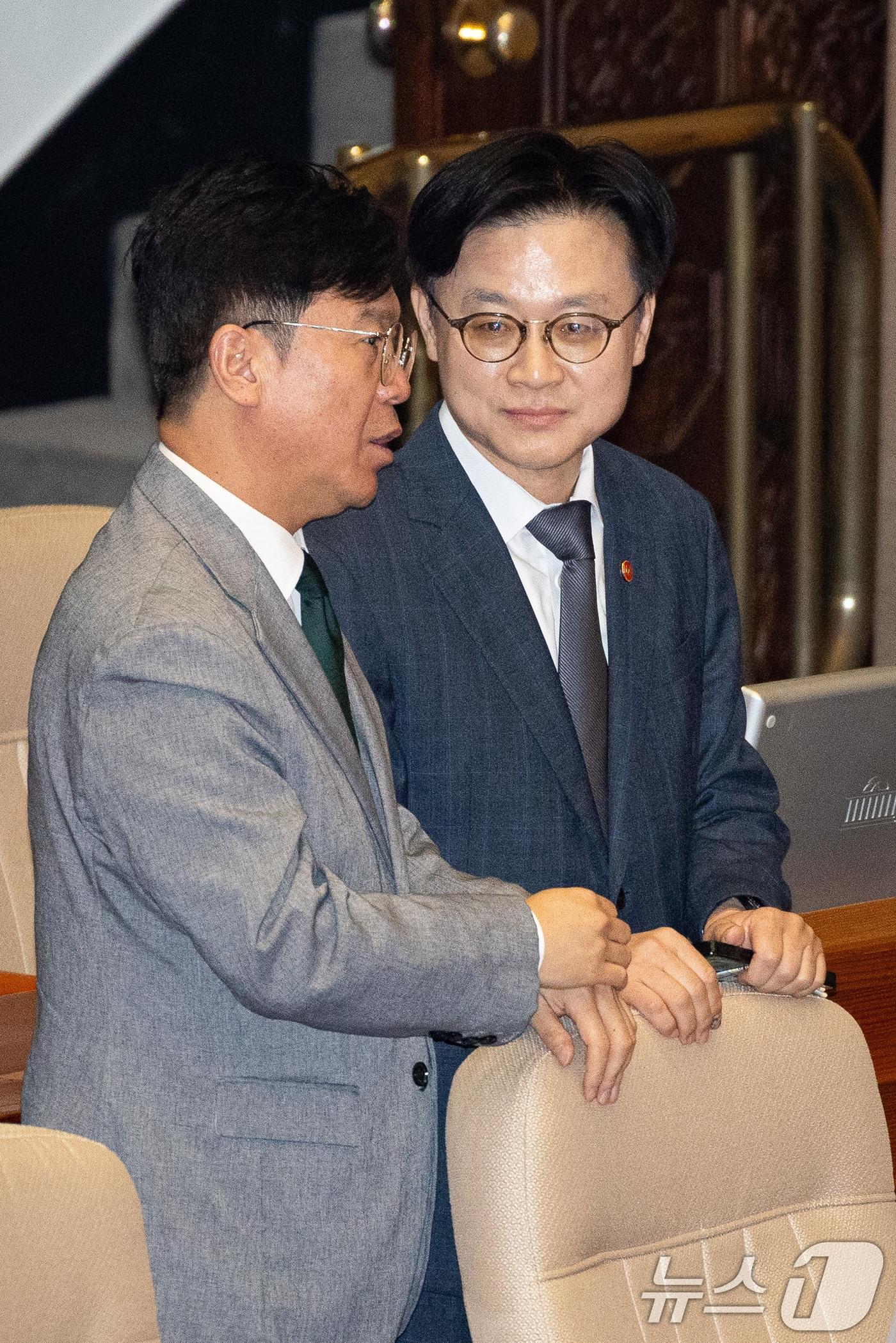 본문 이미지 - 김영훈 고용노동부 장관(왼쪽)과 김정관 산업통상자원부 장관.ⓒ 뉴스1 유승관 기자