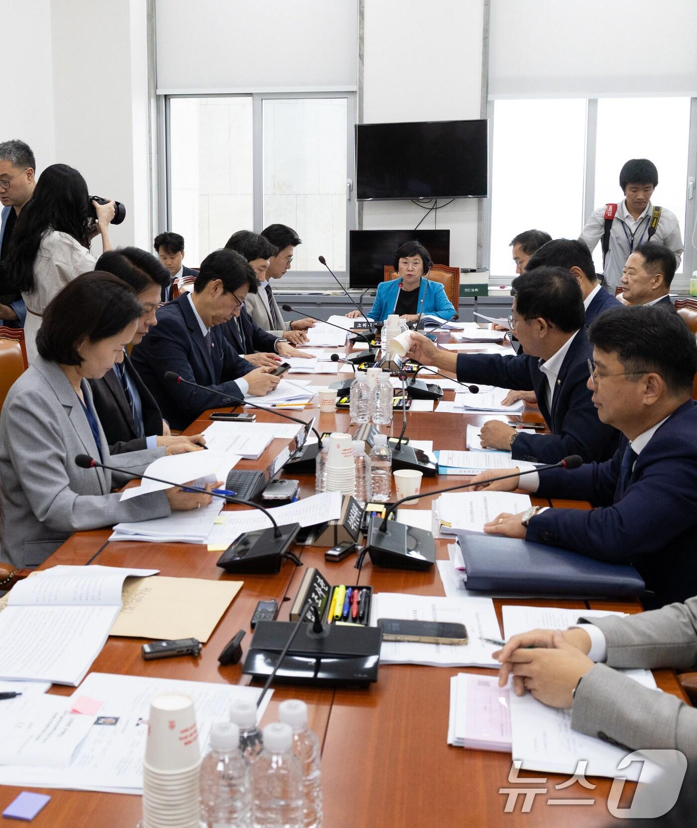 본문 이미지 - 김현 정보통신방송법안심사소위원장이 9일 서울 여의도 국회에서 열린 제429회국회(정기회) 제1차 정보통신방송법안심사소위원회를 주재하고 있다. 이날 정보통신방송법안심사소위원회에서는 방송통신위원회의 설치 및 운영에 관한 법률 일부개정법률안 등 방통위 폐지와 방송미디어통신위원회 출범을 위한 법안 심사를 할 예정이다. 2025.9.9/뉴스1 ⓒ News1 이승배 기자