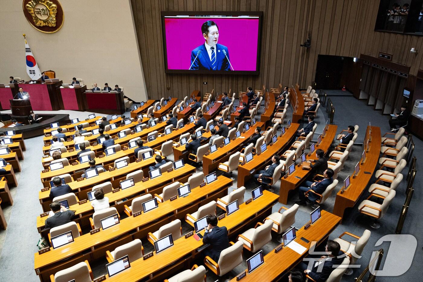 정청래 더불어민주당 대표가 지난 9일 서울 여의도 국회에서 열린 제429회 국회&#40;정기회&#41; 제2차 본회의에서 교섭단체 대표 연설을 하는 가운데 국민의힘 의원석이 군데군데 비어 있다. 2025.9.9/뉴스1 ⓒ News1 유승관 기자