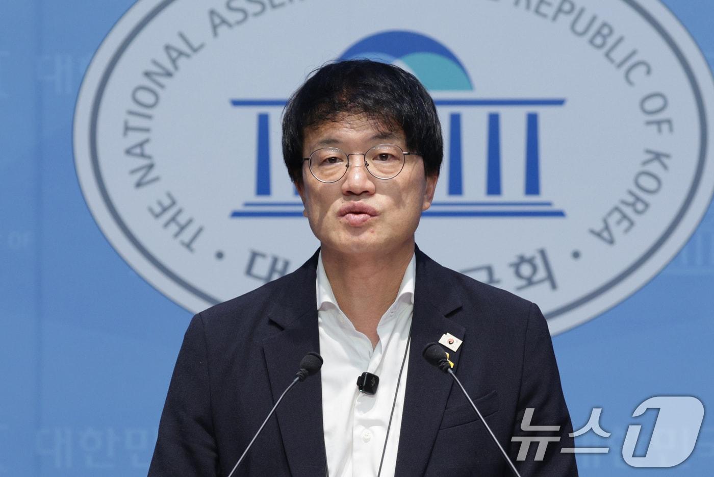 박주민 더불어민주당 의원이 9일 오전 서울 여의도 국회 소통관에서 오세훈 서울시장의 주택·부동산 정책을 규탄하는 기자회견을 하고 있다. 2025.9.9/뉴스1 ⓒ News1 신웅수 기자