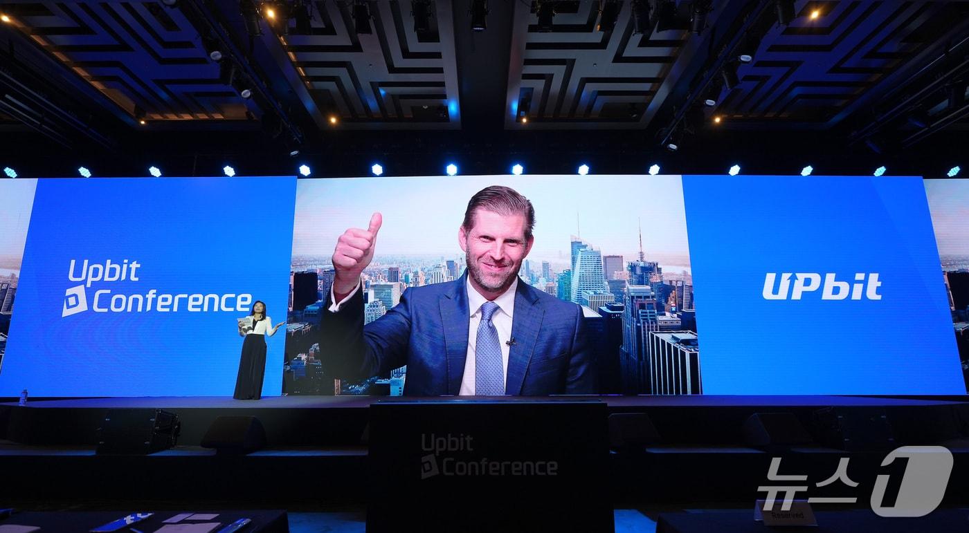  &#40;왼쪽부터&#41; 윤선주 두나무 최고브랜드임팩트책임자&#40;CBIO&#41;와 에릭 트럼프 트럼프오거니제이션 총괄이 9일 서울 강남구 그랜드 인터컨티넨탈 파르나스에서 열린 &#39;업비트 D 콘퍼런스&#40;UDC&#41;&#39;에서 토론하고 있다. &#40;두나무 제공&#41; 2025.9.9./뉴스1