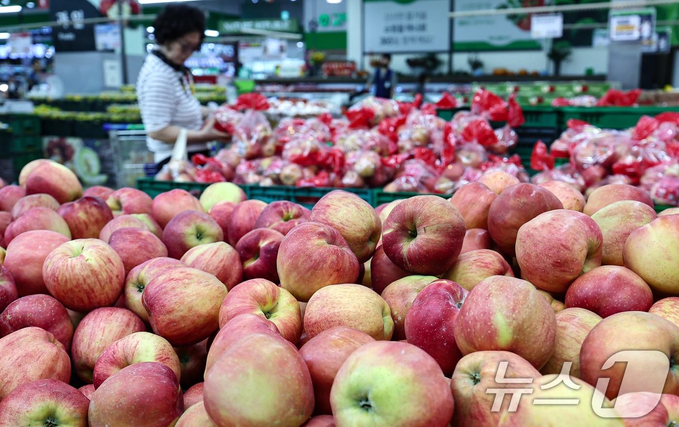 서울 시내 한 대형마트에 진열된 사과.ⓒ News1 김도우 기자