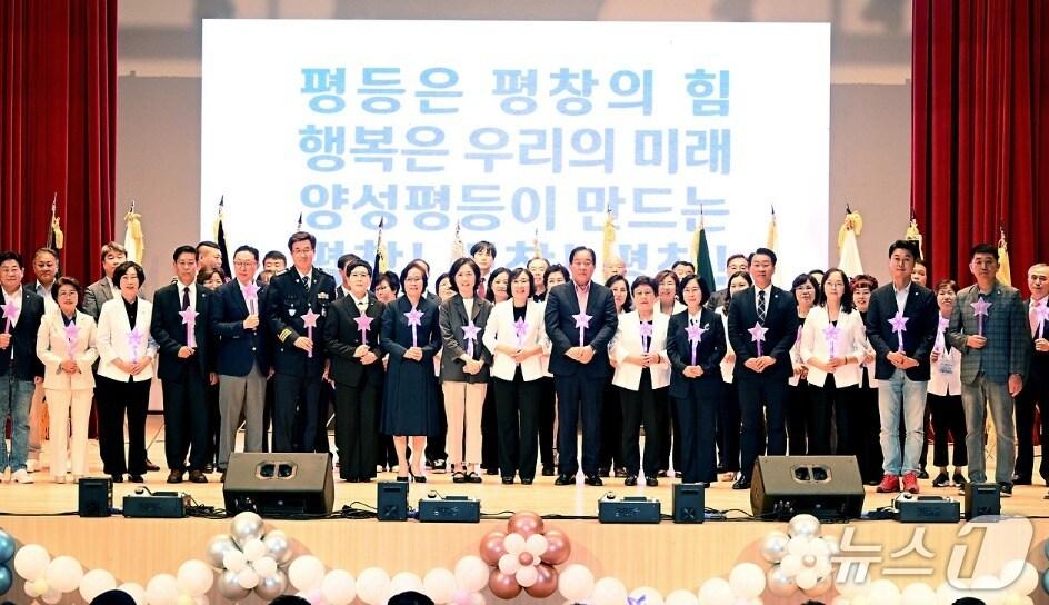 본문 이미지 - 강원 평창군여성단체협의회의 '2025년 양성평등주간 기념식 및 초청 특강'이 9일 평창문화예술회관에서 협의회 회원들을 비롯해 심재국 평창군수와 남진삼 평창군의회의장 등이 참여한 가운데 열렸다. (평창군 제공. 재판매 및 DB금지) 2025.9.9/뉴스1