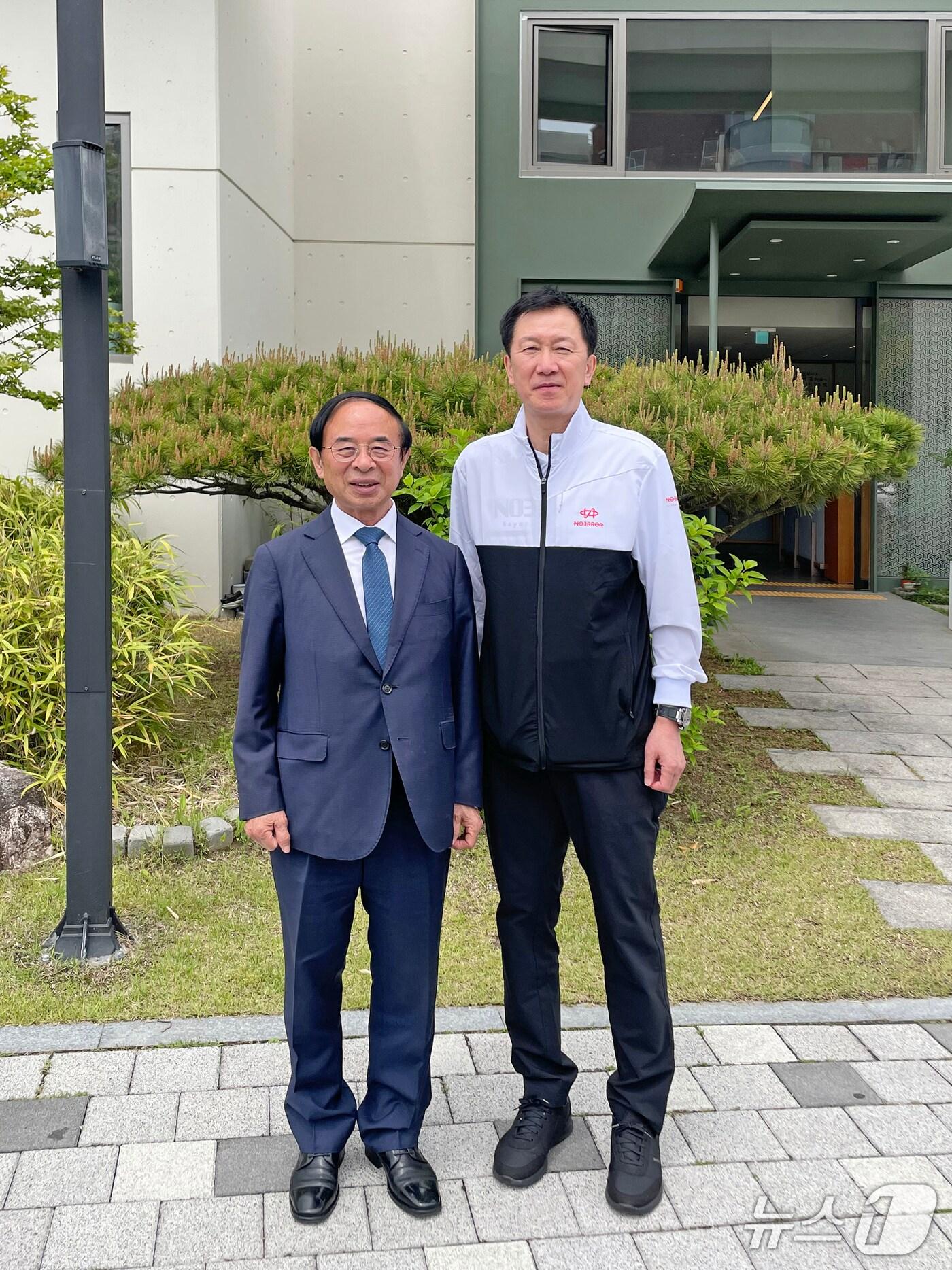 본문 이미지 - 같은 전북 임실군 출신으로 고등학교 동문인 심민 임실군수(왼쪽)와 박주봉 감독이 기념쵤영을 하고 있다.(임실군제공. 재판매 및 DB금지)2025.9.9/뉴스1