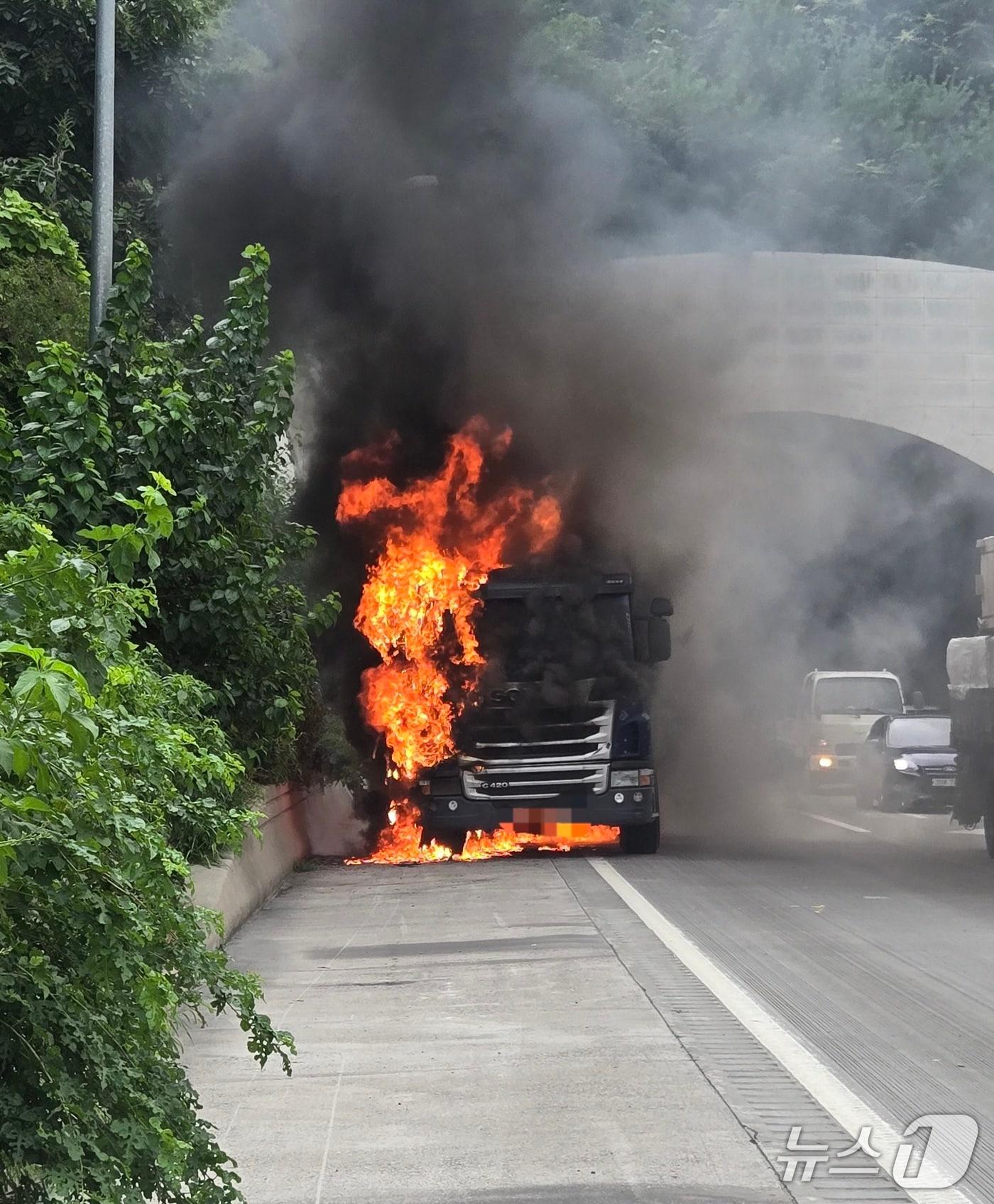 본문 이미지 - 세종포천고속도로 25톤 트럭 화재&#40;독자 제공. 재판매 및 DB 금지&#41;/뉴스1