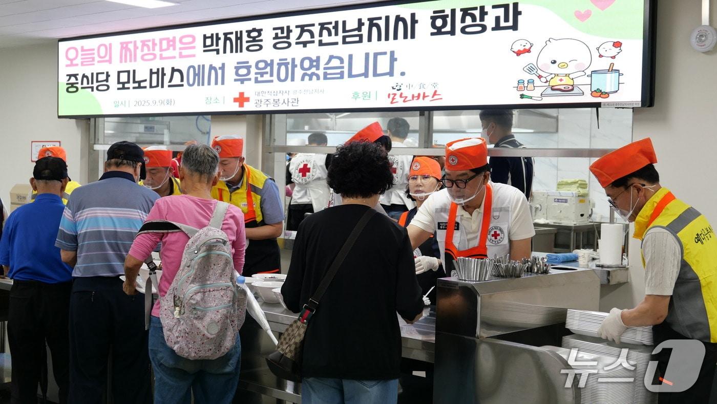 수해 피해로 8월 한 달간 운영이 중단된 대한적십자사의 무료급식소가 9일 재개한 모습.&#40;대한적십자사 제공. 재판매 및 DB 금지&#41;