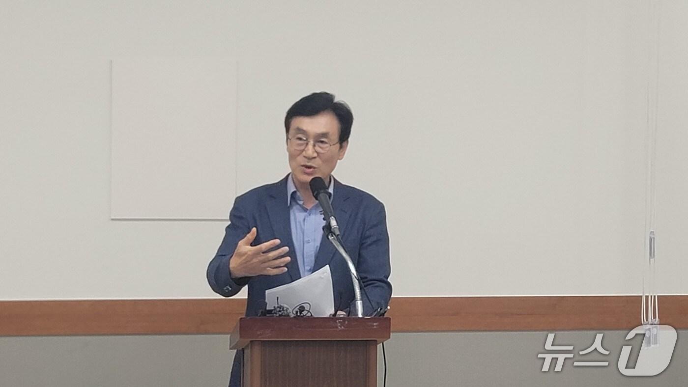 이장섭 전 국회의원이 9일 청주시청 임시청사에서 기자회견을 열고 내년 청주시장 선거 출마의 뜻을 밝히고 있다.2025.9.9./뉴스1 임양규 기자