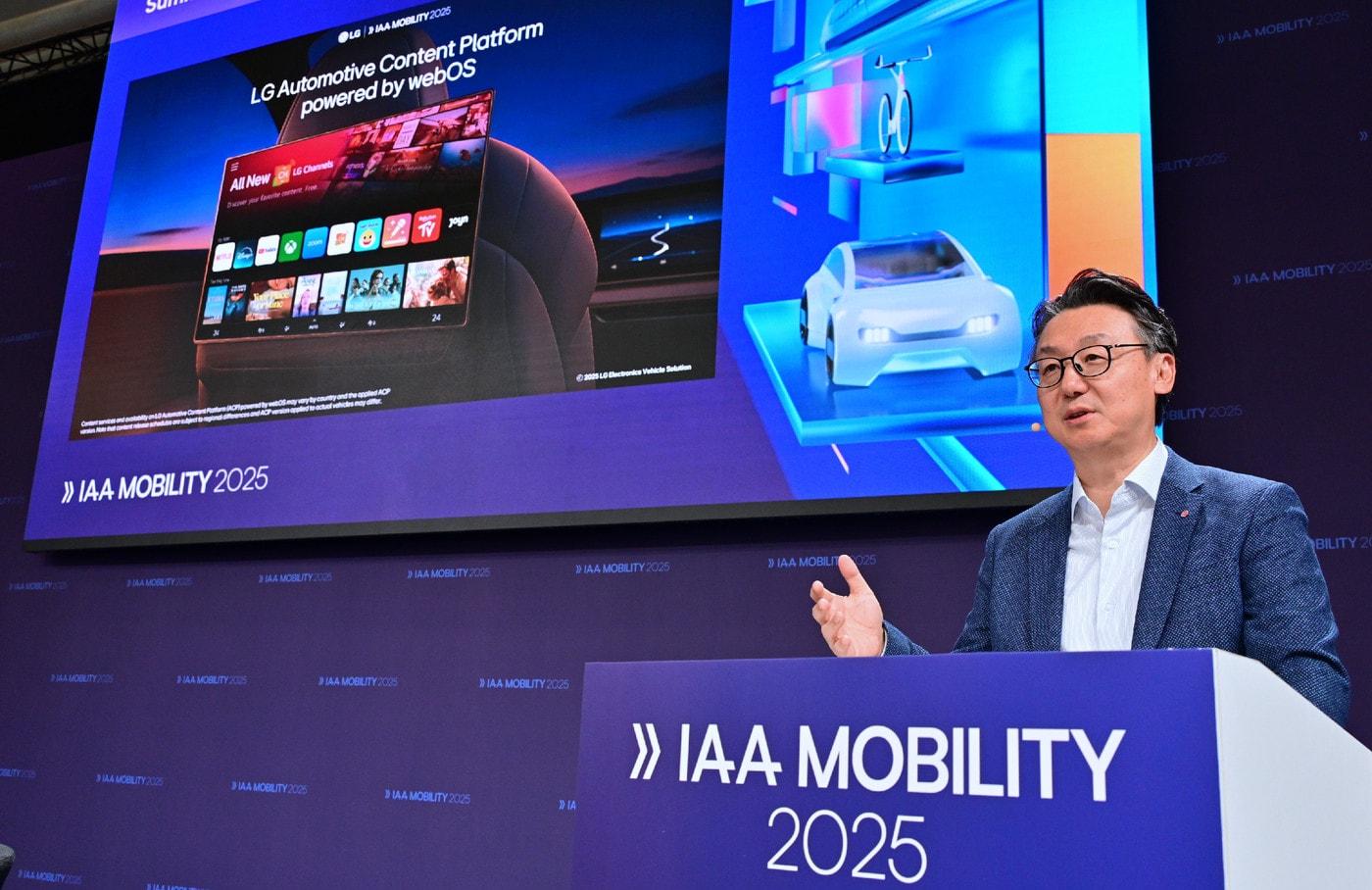 LG전자 VS사업본부장 은석현 부사장이 9일 'IAA 모빌리티 2025'에서 개최한 콘퍼런스에서 연사로 나서 발언을 이어가고 있다.(LG전자 제공)