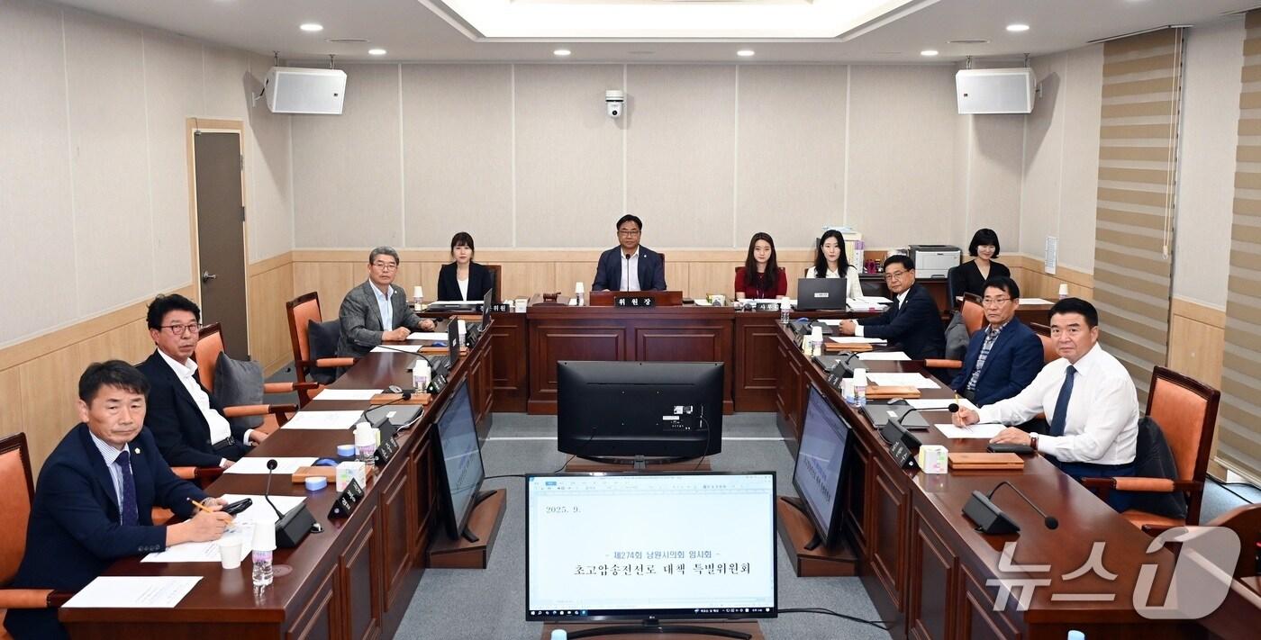 전북 남원시의회  &#39;초고압 송전선로 대책 특별위원회&#39; 위원들.&#40;남원시의회 제공. 재판매 및 DB금지&#41;/뉴스1