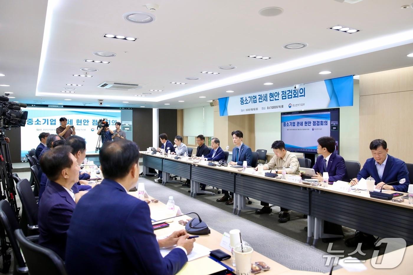 중기부는 9일 서울 중소기업중앙회에서 노용석 차관 주재로 &#39;중소기업 관세 현안 점검회의&#39;를 개최했다. &#40;중기부 제공&#41;