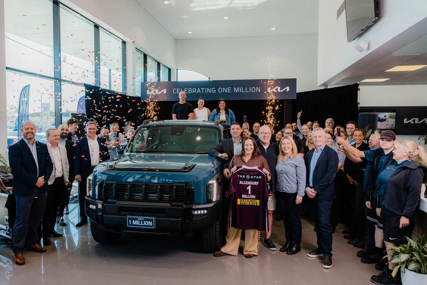 3일 호주 북동부에 위치한 퀸즈랜드 모토라마 딜러사에서 데니스 피콜리 최고운영책임자, 기아 호주 브랜드 앰배서더 패트릭 래프터와 100만 번째 차량 구매 고객인 제임스 앨런도프 등이 참석한 가운데 ‘기아 호주 100만대 판매 달성 기념식’을 진행했다&#40;기아 제공&#41;. 2025.09.03.