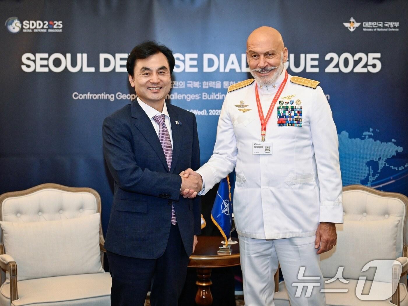 본문 이미지 - 안규백 국방부 장관이 9일 한국을 방문한 주세페 카보 드라고네 북대서양조약기구&#40;NATO&#41; 군사위원장과 기념 촬영을 하고 있다. &#40;국방부 제공. 재판매 및 DB 금지&#41; 2025.9.9/뉴스1