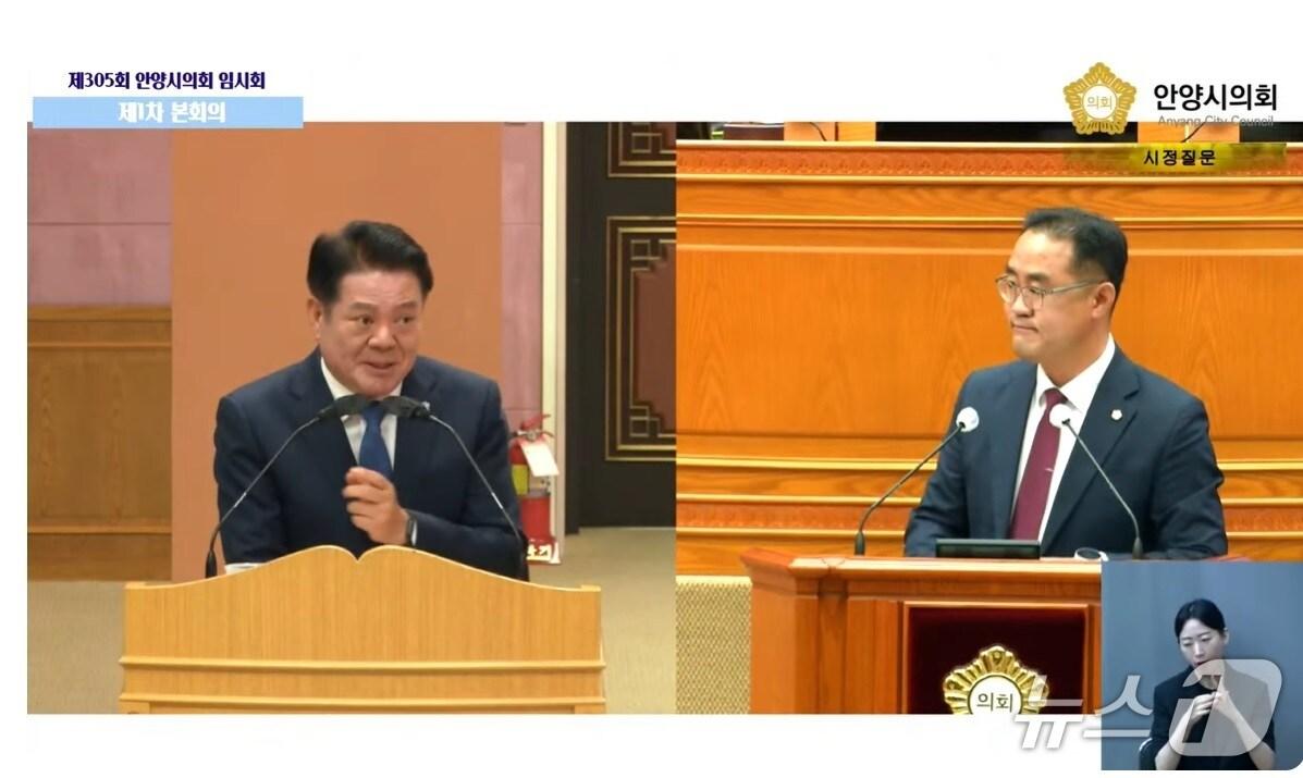 본문 이미지 - 강익수 안양시의원&#40;국민의힘·아 선거구, 오른쪽&#41;이 9일 열린 제305회 임시회에서 최대호 시장을 상대로 한 시정질문을 통해 프로축구단 FC안양의 문제점을 지적했다.&#40;안양시의회 생중계 캡처&#41;/