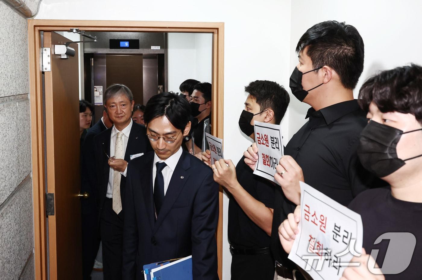 이찬진 금융감독원장이 9일 오후 서울 여의도 금융감독원에서 열린 '금융소비자보호 거버넌스 관련 전 금융권 간담회에 참석하고 있다. 오른쪽은 금융감독체계 조직 개편에 반대하는 직원들이 검은 옷과 마스크를 쓰고 침묵 시위를 하는 모습. 2025.9.9/뉴스1 ⓒ News1 김민지 기자