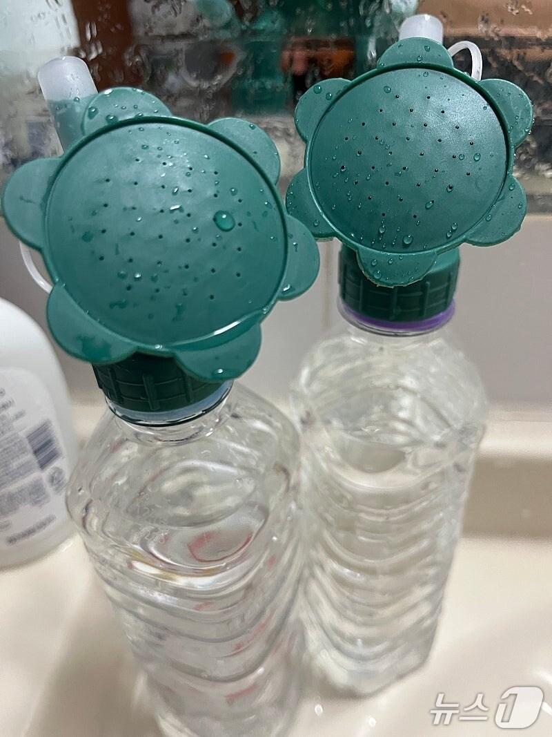 본문 이미지 - 9일 극심한 가뭄을 겪고 있는 강원 강릉지역 인터넷 커뮤니티에 생수병에 물뿌리개를 꽂은 사진이 올라와 있다.&#40;강릉 인터넷 커뮤니티 캡처, 재판매 및 DB 금지&#41; 2025.9.9/뉴스1