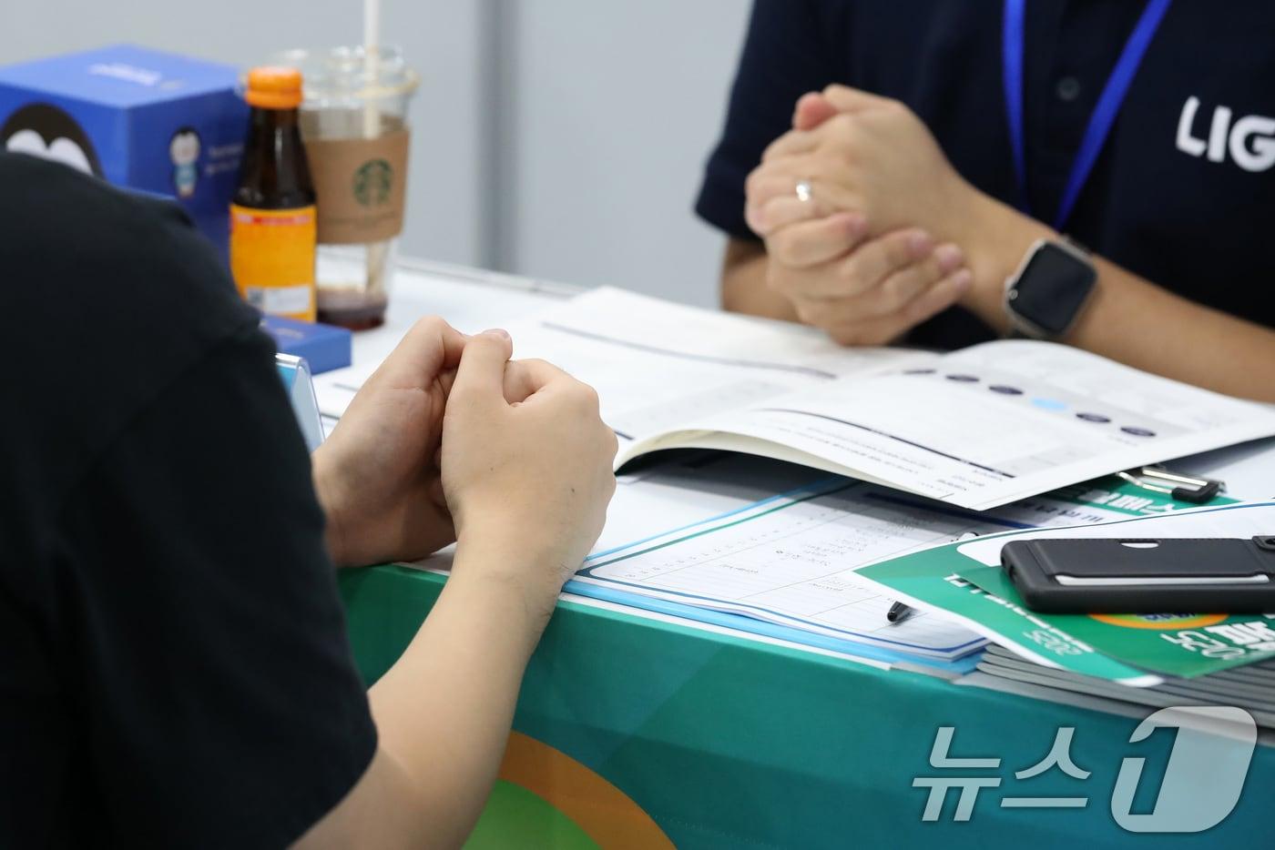 사진은 취업준비생들이 업체 관계자와 취업상담을 하는 모습.  &lt;자료사진&gt;.ⓒ News1 공정식 기자