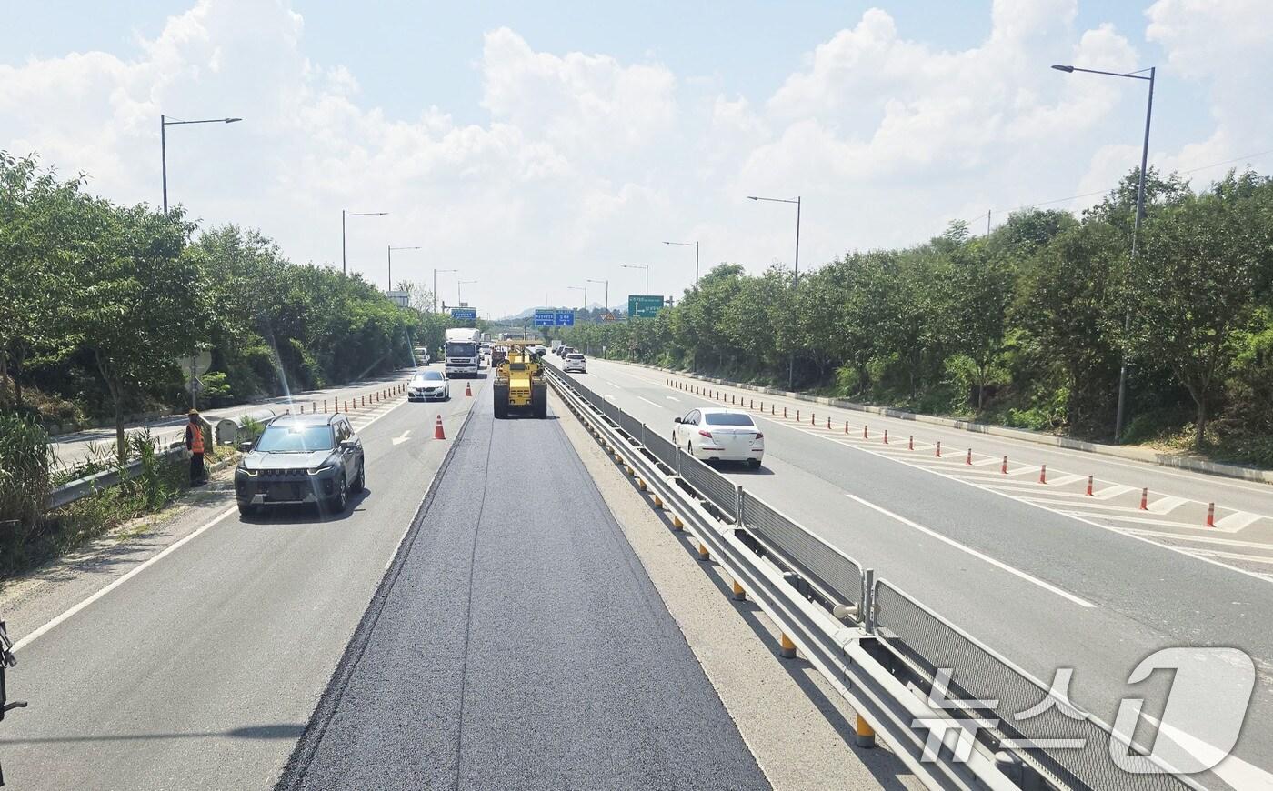 광주시 도로 포장 작업.(광주시 제공. 재판매 및 DB 금지) 