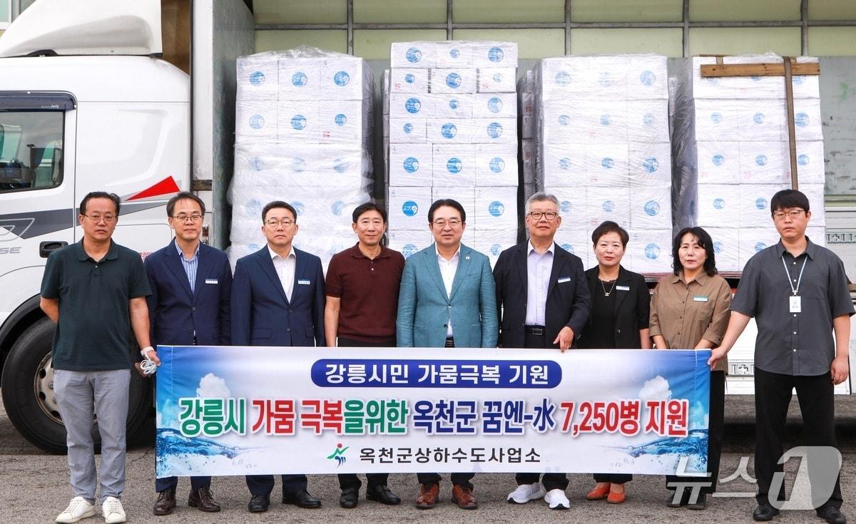 본문 이미지 - 황규철 옥천군수 등이 강릉시민들에게  보낼 '꿈엔-수'를  실고 가뭄 극복을 기원하고 있다. (옥천군 제공, 재판매 및 DB금지) /뉴스1