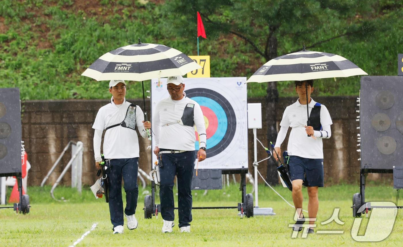 9일 광주 국제양궁장에서 열린 광주 2025세계양궁선수권대회 리커브 남자단체전에서 김우진, 김제덕, 이우석 선수가 예선전을 치르고 있다. 2025.9.9/뉴스1 ⓒ News1 김태성 기자