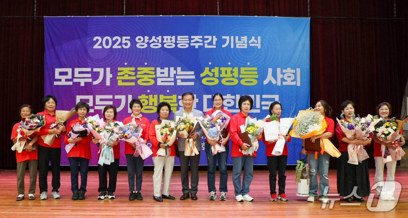 9일 전북 진안군이 문예체육회관에서 여성지도자, 주민 등 400여명이 참석한 가운데 양성평등주간 기념행사를 갖고 있다.&#40;진안군제공. 재판매 및 DBㅁ금지&#41;2025.9.9/뉴스1