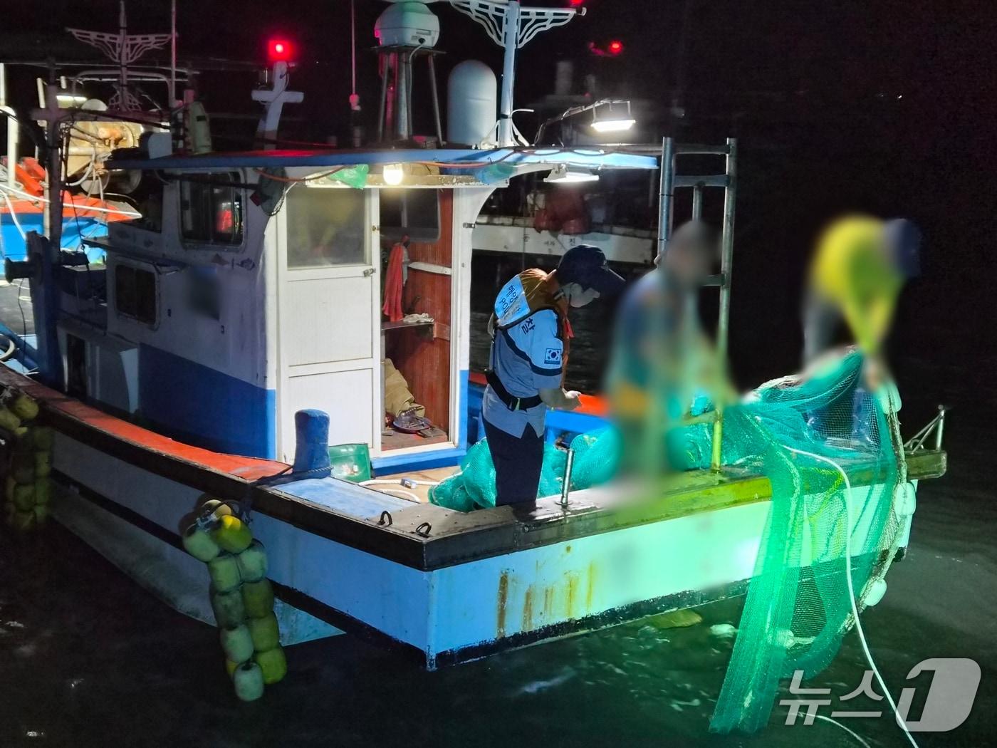 본문 이미지 - 지난 8일 전남 여수시 대여자도 남방 해상에서 불법어구와 무허가 어업을 하던 어업인이 단속에 적발된 모습.&#40;여수해경 제공. 재판매 및 DB 금지&#41;