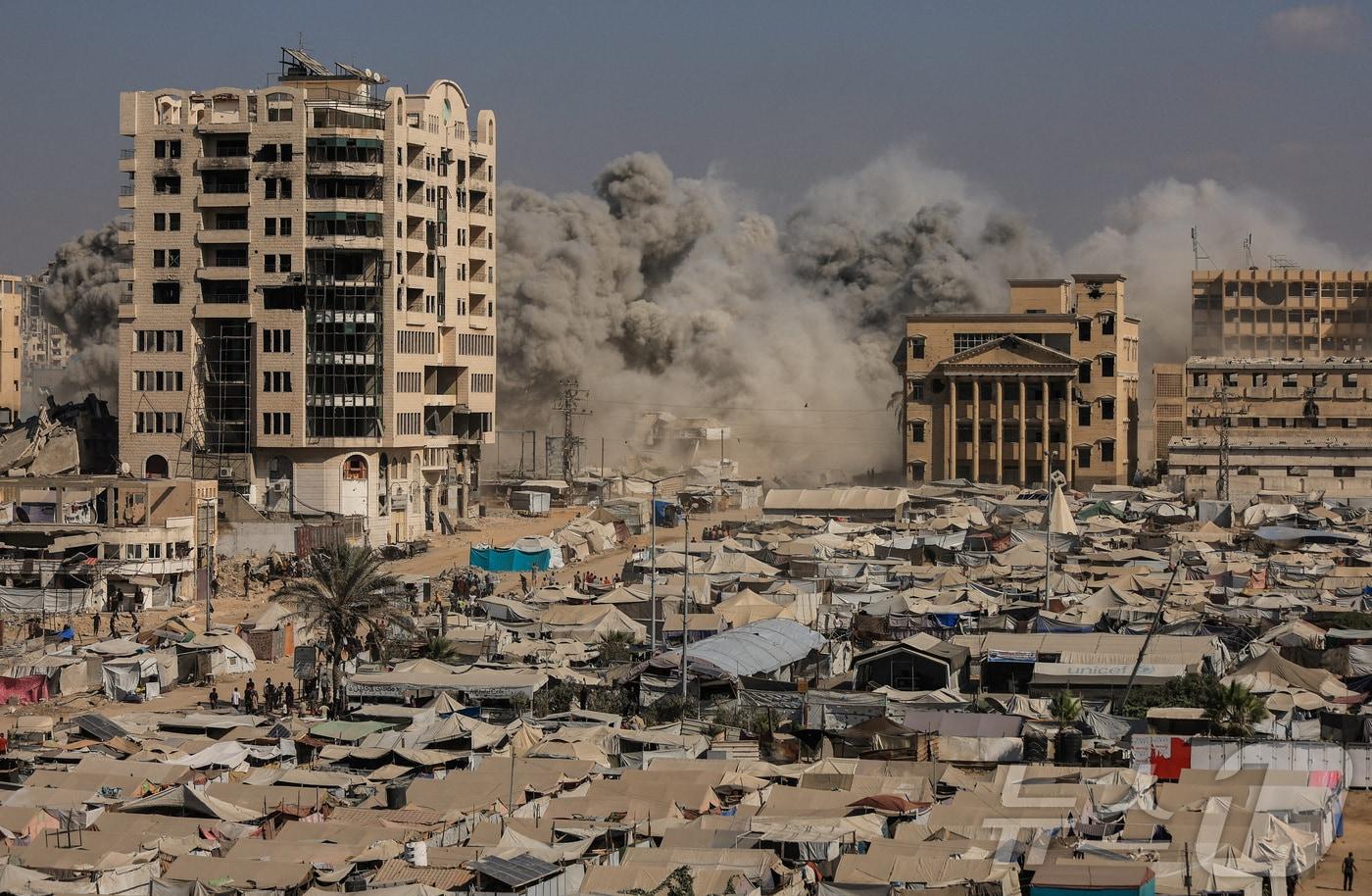 8일&#40;현지시간&#41; 가자시티에서 이스라엘의 공습으로 주거 건물이 붕괴하며 연기가 치솟고 있다. 2025.09.08. ⓒ 로이터=뉴스1 ⓒ News1 윤다정 기자