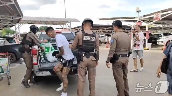 본문 이미지 - 태국 우돈타니주의 한 쇼핑몰 앞에서 30대 한국인 남성이 80대 영국인 남성을 폭행했다. (출처=카오소드 캡처) 2025.9.9./뉴스1