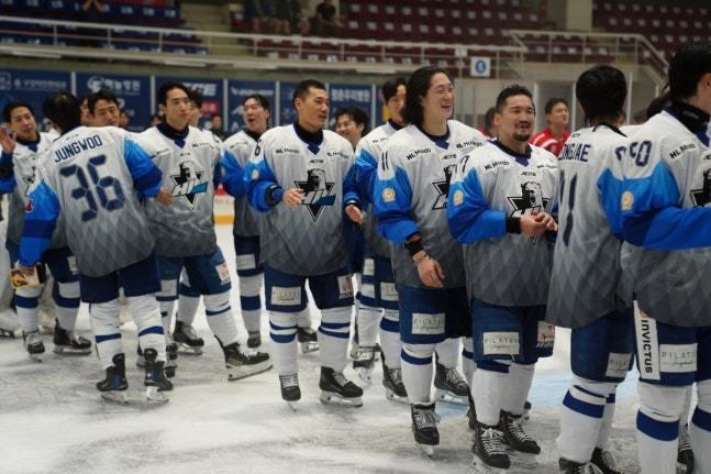 본문 이미지 - 안양 HL이 2025 LG 코리아 아이스하키 우승을 차지했다.(안양 HL 제공)