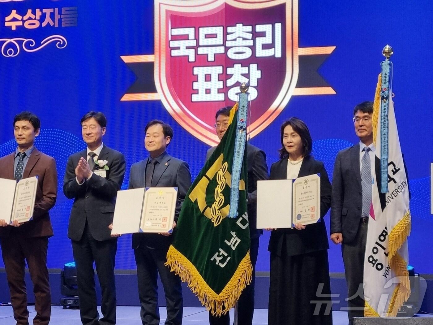 본문 이미지 - 전남대 중소기업산학협력센터가 중소벤처기업부 주관 ‘2025 중소기업 기술·경영혁신대전’에서 최우수대학으로 선정돼 국무총리 표창을 수상하고 있다.(전남대 제공. 재배포 및 DB 금지)