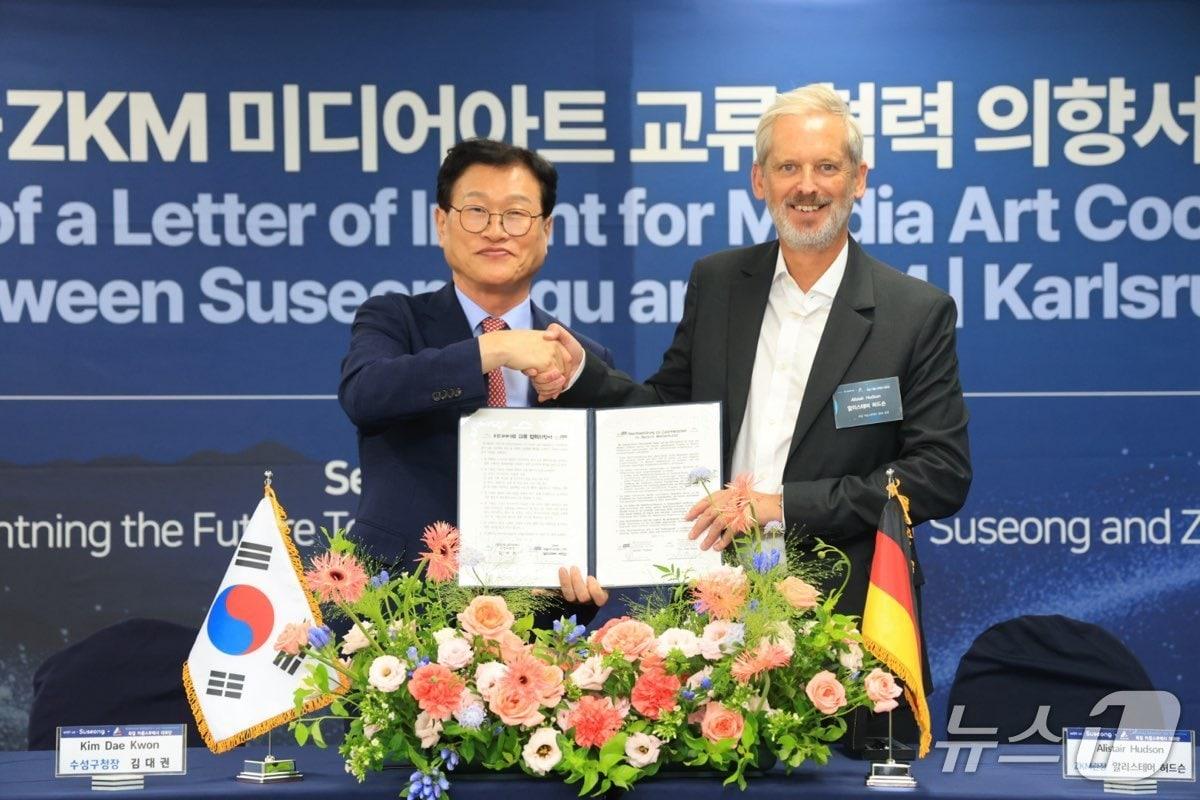 본문 이미지 - 김대권 수성구청장과 알리스테어 허드슨 ZKM 관장이 미디어아트 교류 협력 의향서를 체결하고 기념 사진을 촬영했다.(대구 수성구 제공.재판매 및 DB 금지)