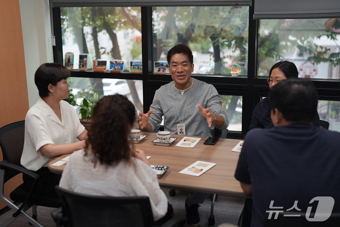 강원 원주시청 공무원노동조합이 9일 강원서부아동보호전문기관에 후원금 100만 원을 전달한 가운데 이날 문성호 노조 위원장을 비롯한 노조와 기관 관계자들이 간담회를 갖는 모습. &#40;원주시청 공무원노동조합 제공. 재판매 및 DB금지&#41; 2025.9.9/뉴스1
