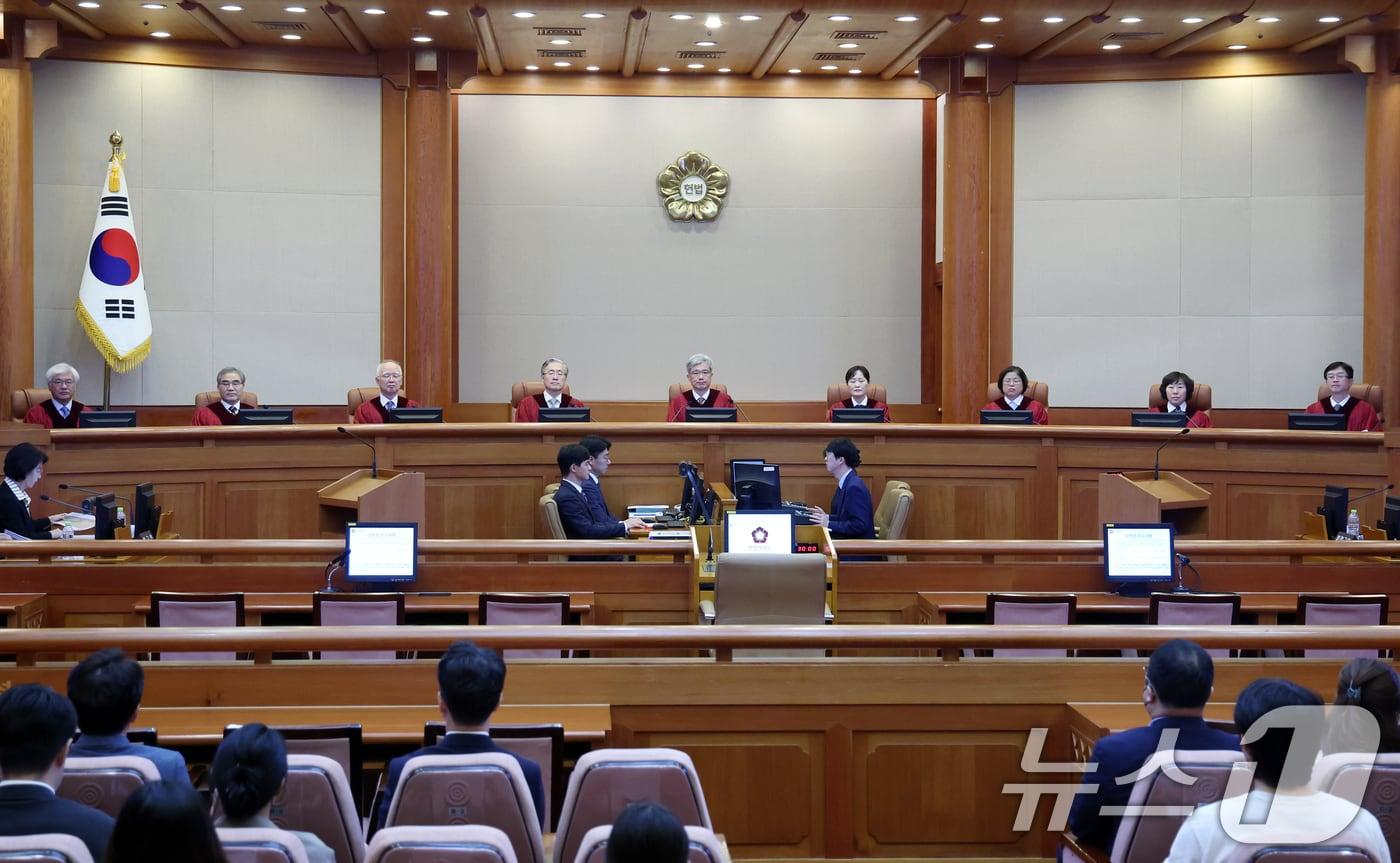 본문 이미지 - 김상환 헌법재판소장과 헌법재판관들이 서울 종로구 재동 헌법재판소 대심판정에 자리하고 있다. ⓒ 뉴스1 박정호 기자