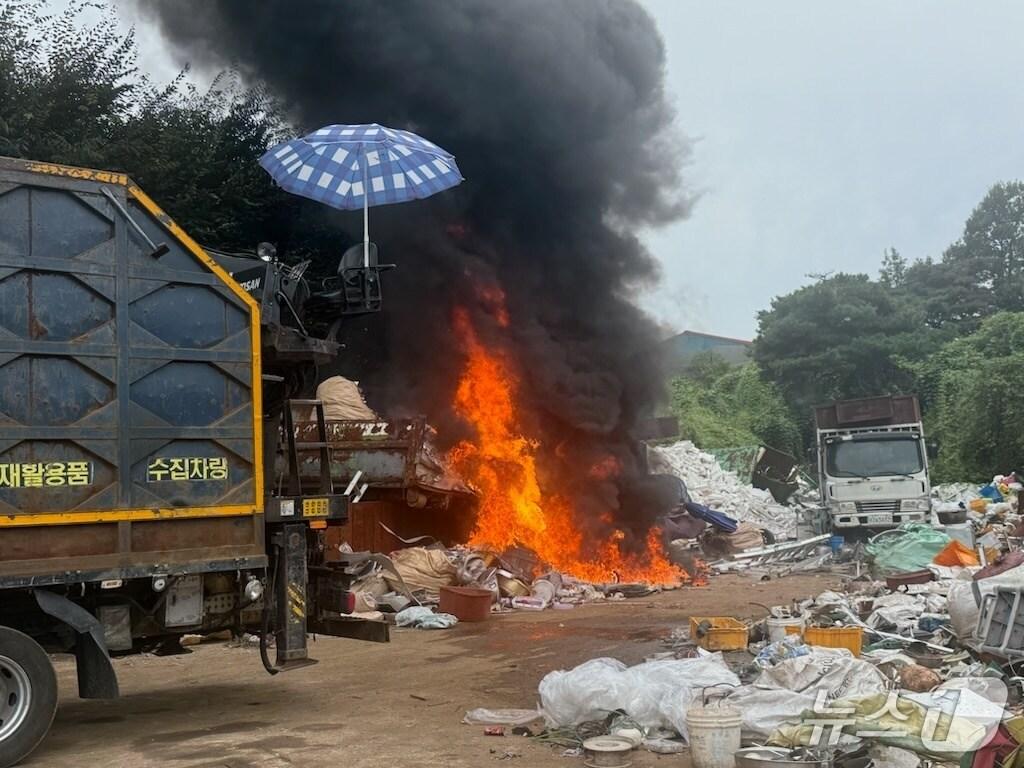 본문 이미지 - 경기 포천시 고물상 화재 현장(포천소방서 제공. 재판매 및 DB 금지)