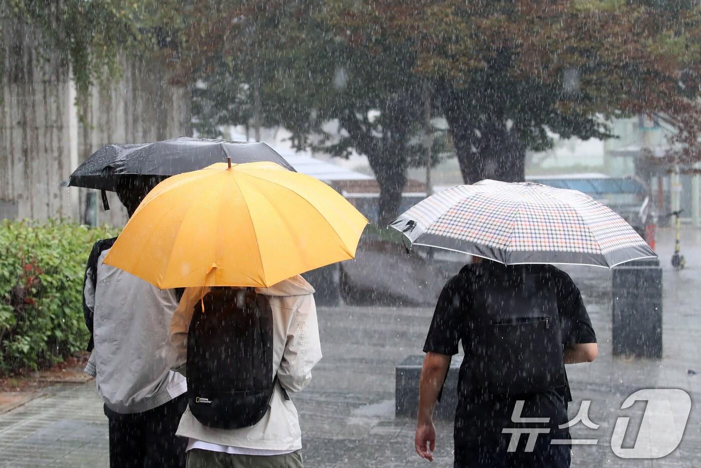 가을비가 요란하게 내리는 9일 오후 경북 경산시 영남대 앞에서 우산을 쓴 학생들이 발걸음을 재촉하고 있다. 2025.9.9/뉴스1 ⓒ News1 공정식 기자