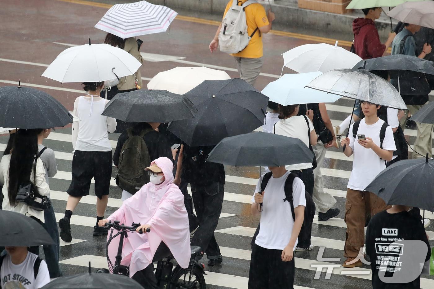 가을비가 요란하게 내리는 9일 오후 경북 경산시 영남대 앞에서 우산을 쓴 학생들이 발걸음을 재촉하고 있다. 2025.9.9/뉴스1 ⓒ News1 공정식 기자