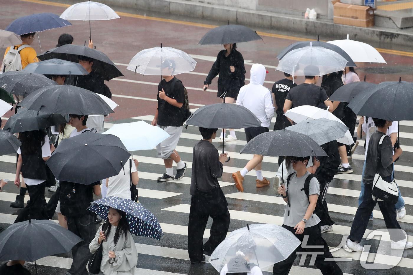 가을비가 요란하게 내리는 9일 오후 경북 경산시 영남대 앞에서 우산을 쓴 학생들이 발걸음을 재촉하고 있다. 2025.9.9/뉴스1 ⓒ News1 공정식 기자