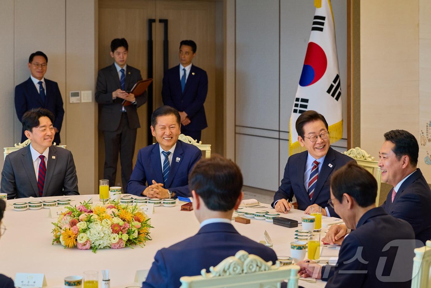 이재명 대통령이 지난 8일 서울 용산 대통령실 청사에서 열린 여야 지도부 오찬 회동에서 정청래 더불어민주당 대표, 장동혁 국민의힘 대표와 대화를 하며 미소를 짓고 있다. &#40;이재명 대통령 SNS. 재판매 및 DB 금지&#41; 2025.9.9/뉴스1 ⓒ News1 이재명 기자
