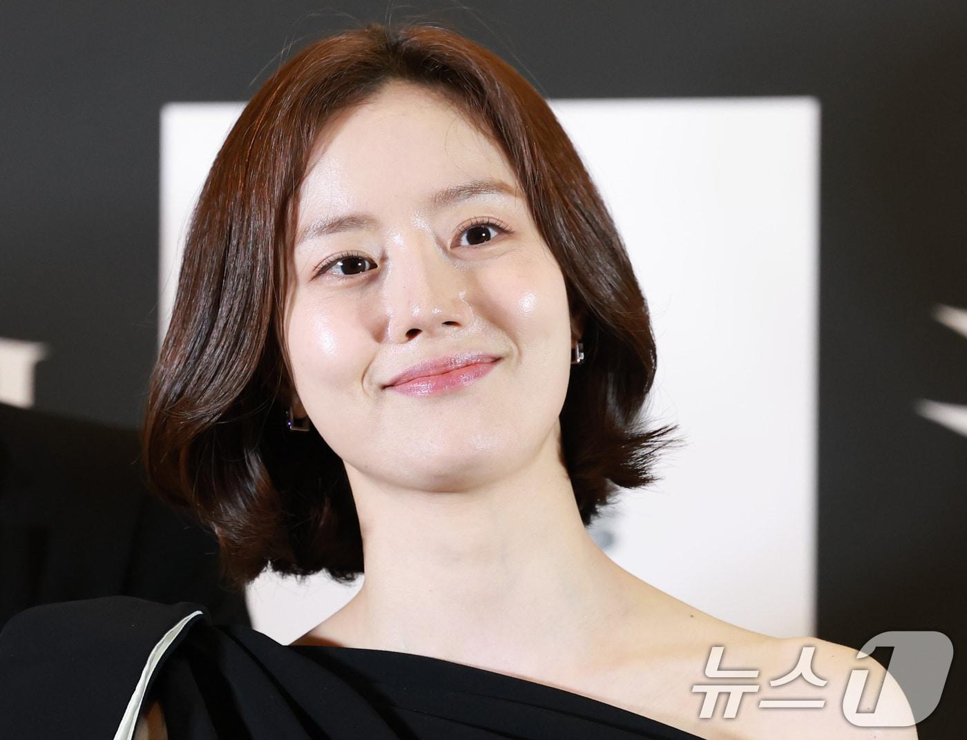 본문 이미지 - 배우 문채원이 9일 서울 용산구 CGV용산아이파크몰에서 열린 영화 '귀시'(감독 홍원기) 언론시사회에 참석해 미소를 짓고 있다. ‘귀시’는 여우 창문이 열리면 펼쳐지는 귀신 거래 시장 ‘귀시’에서 갖지 못한 것을 가지려는 사람들이 벌이는 섬뜩한 이야기를 그린 작품이다. 2025.9.9/뉴스1 ⓒ News1 권현진 기자