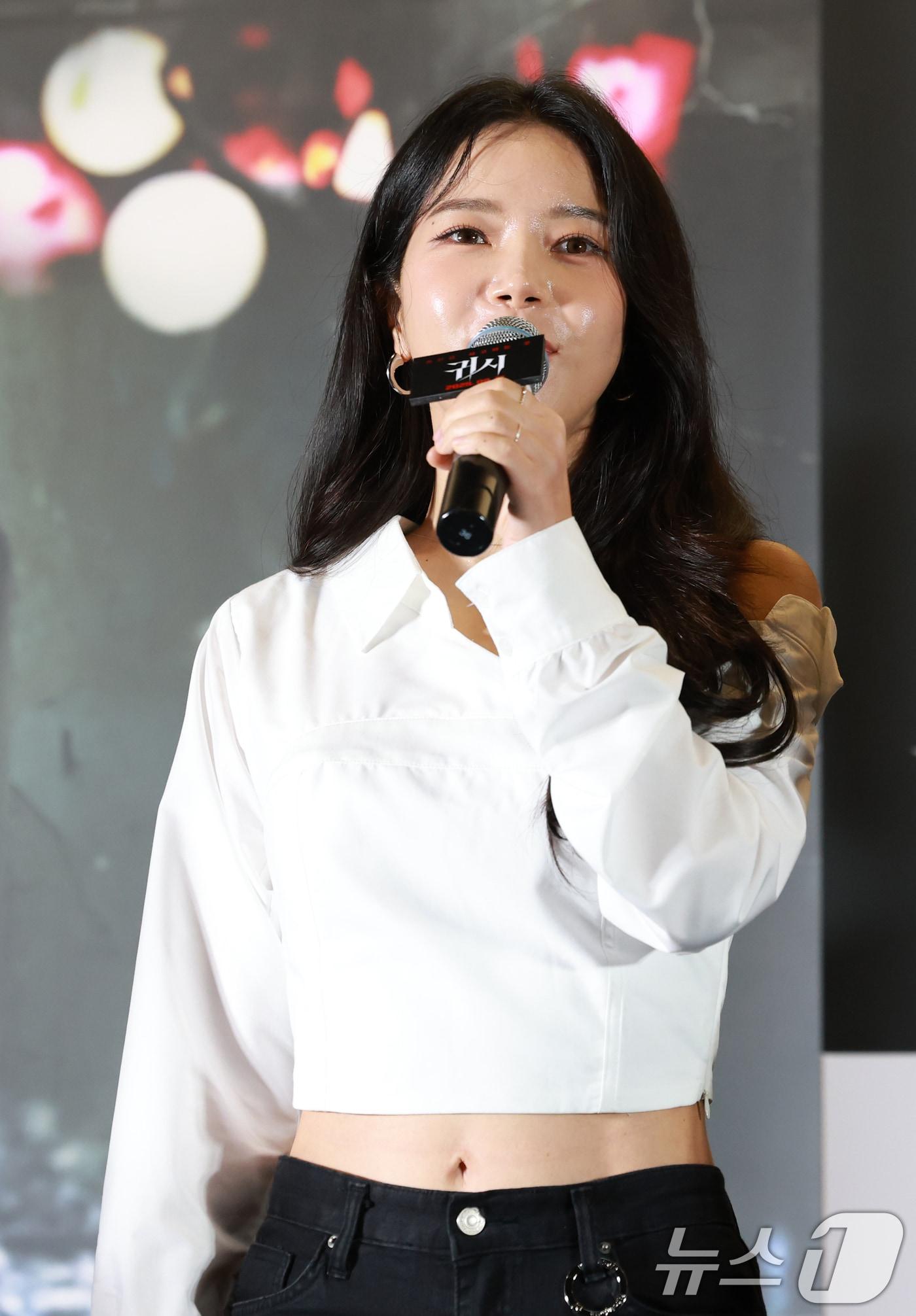 본문 이미지 - 마마무 솔라가 9일 서울 용산구 CGV용산아이파크몰에서 열린 영화 '귀시'(감독 홍원기) 언론시사회에 참석해 인사말을 하고 있다. ‘귀시’는 여우 창문이 열리면 펼쳐지는 귀신 거래 시장 ‘귀시’에서 갖지 못한 것을 가지려는 사람들이 벌이는 섬뜩한 이야기를 그린 작품이다. 2025.9.9/뉴스1 ⓒ News1 권현진 기자