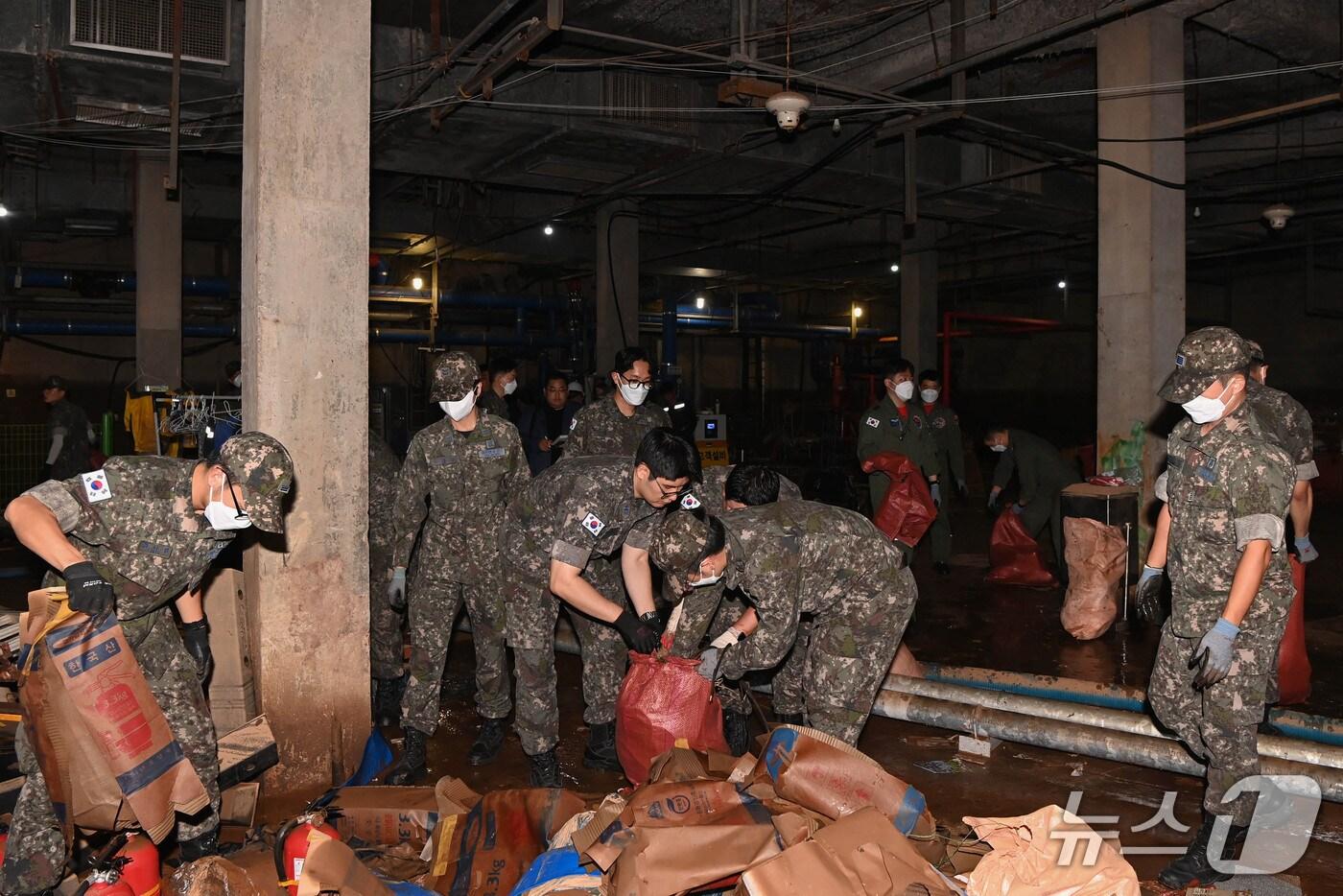 공군 38전대 장병들이 9일 군산시 문화동 아파트 건물 내 토사와 쓰레기를 정리하고 있다.&#40;공군 38전대 제공. 재판매 및 DB금지&#41;