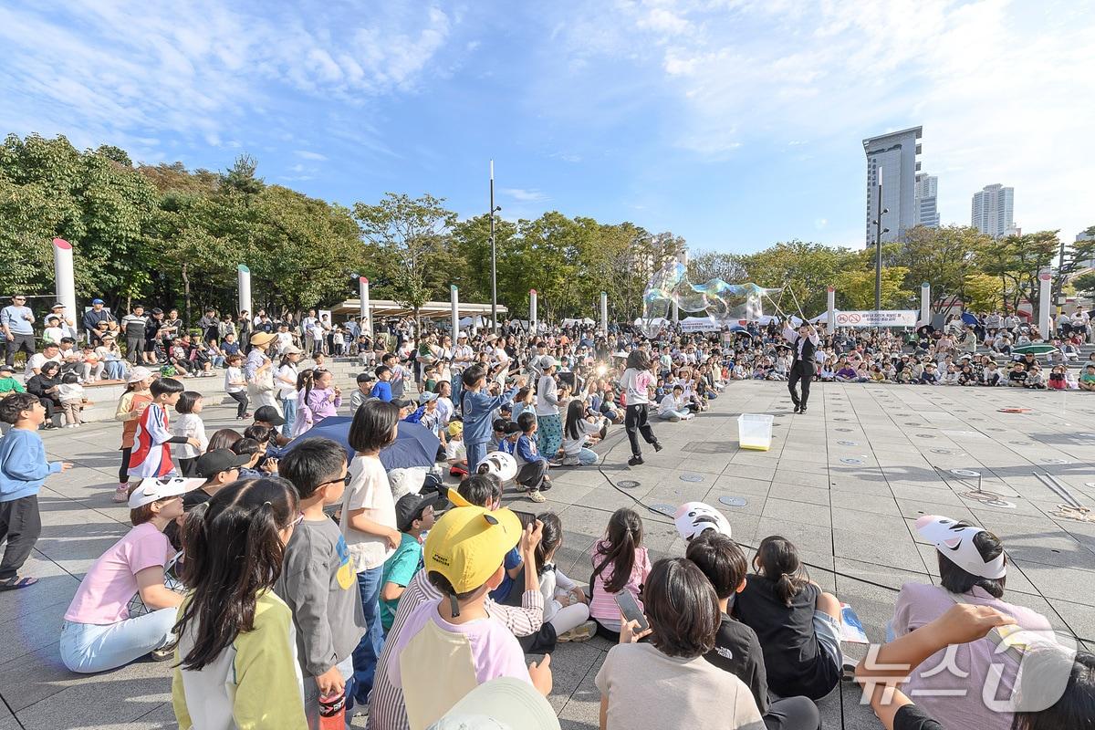 본문 이미지 - 지난해 파리공원문화축제에서 거리공연을 즐기고 있는 주민들.(양천구 제공)
